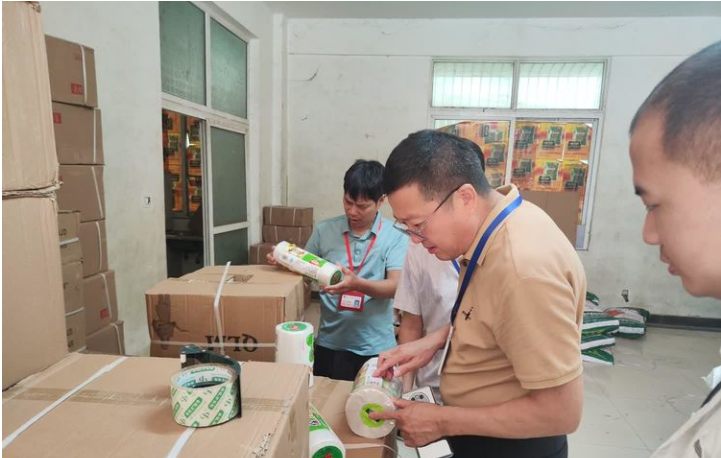 重拳出擊！海口龍華區(qū)查獲兩批違禁塑料制品，推動生態(tài)環(huán)境材料銷售